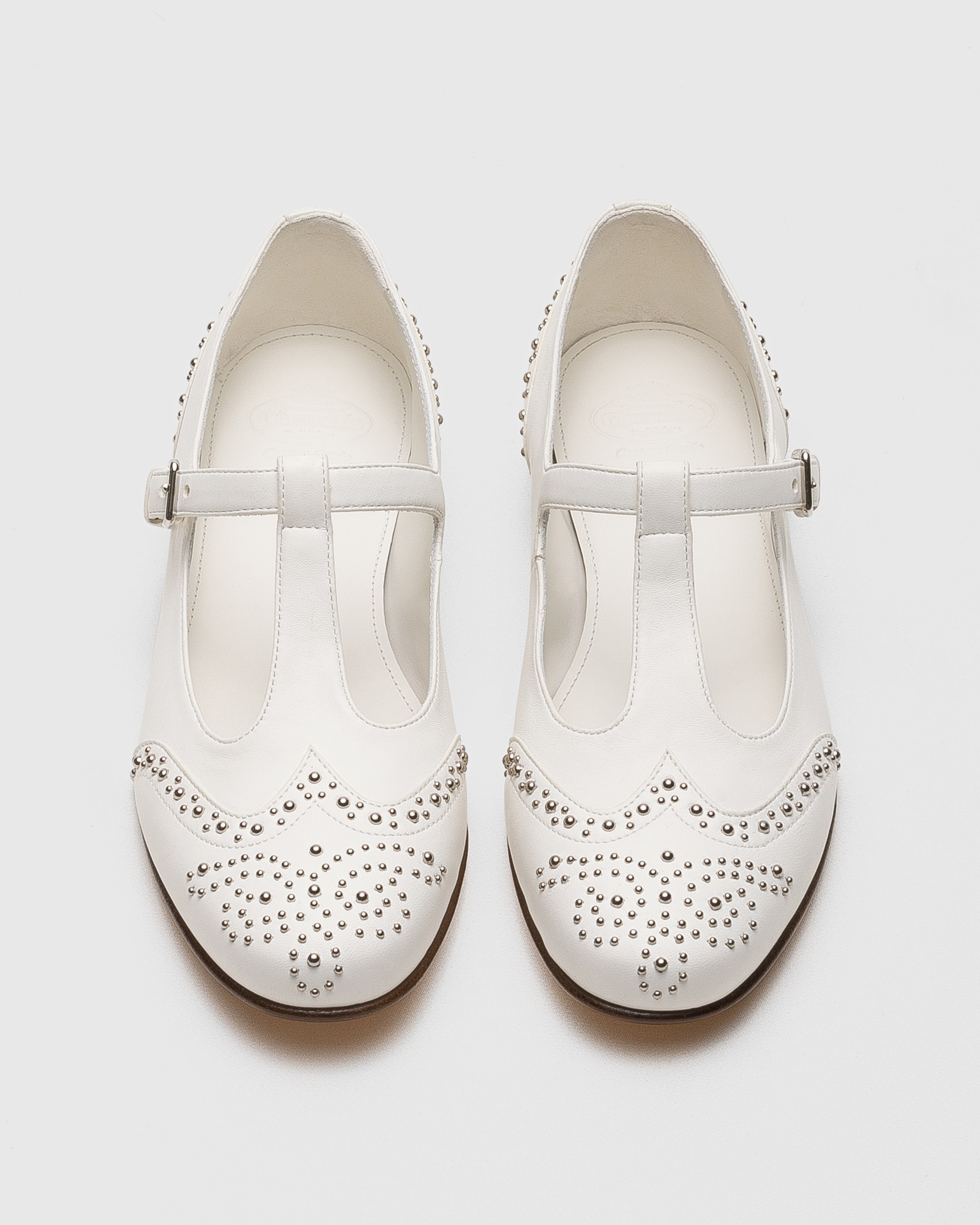 アイボリー スタッズ付き ナッパ メリージェーン バレエフラット